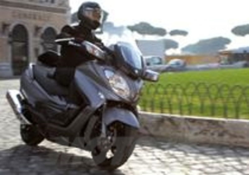 Weekend con aperitivo e demoride per il Suzuki Burgman 650
