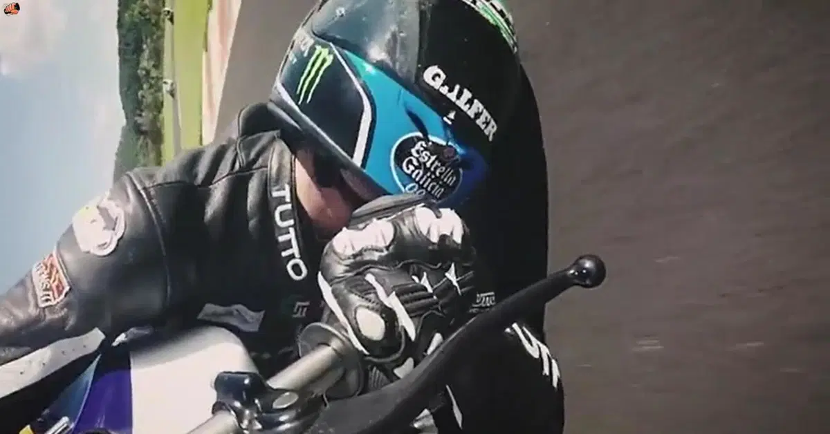 L'obiettivo in moto &egrave; toccare il gomito per terra in piega? No! Il casco! [VIDEO VIRALE]