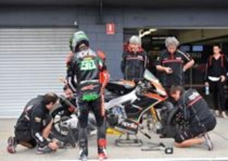 Eugene Laverty durante un pit stop
