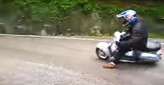 L'asfalto è bagnato, il pilota fortissimo: super traversi con la Vespa truccata sui tornanti di montagna! [VIDEO VIRALE]