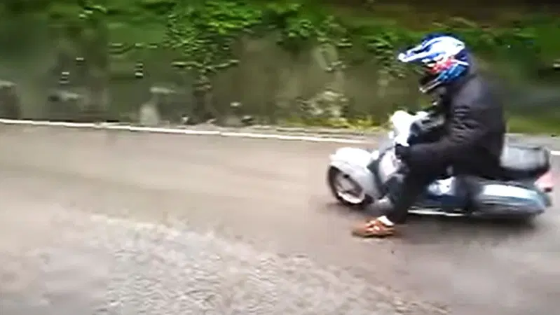 L'asfalto &egrave; bagnato, il pilota fortissimo: super traversi con la Vespa truccata sui tornanti di montagna! [VIDEO VIRALE]