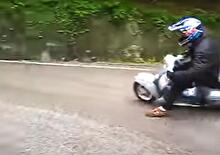 L'asfalto è bagnato, il pilota fortissimo: super traversi con la Vespa truccata sui tornanti di montagna! [VIDEO VIRALE]