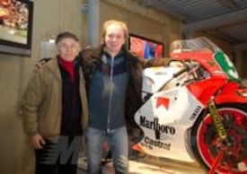 Luca Cadalora a fianco della sua YZR
