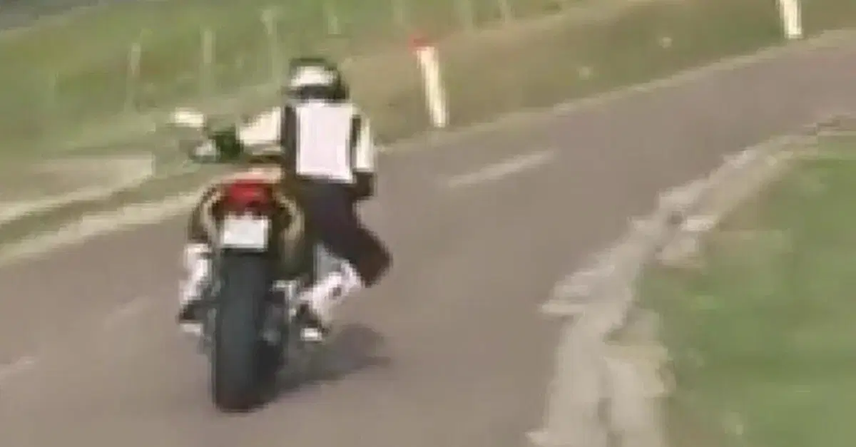 Ginocchio proteso e corpo fuori dalla moto in piega eppure... va pianissimo! [VIDEO VIRALE]
