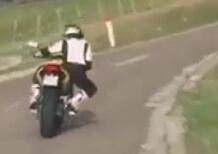 Ginocchio proteso e corpo fuori dalla moto in piega eppure... va pianissimo! [VIDEO VIRALE]