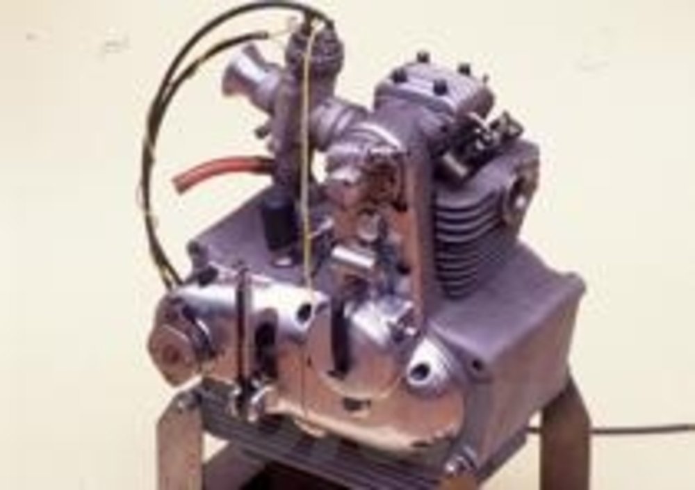 La Mondial ha realizzato una moto da competizione di 50 cm3 azionata da questo motore monoalbero di pura scuola italiana&amp;nbsp;
