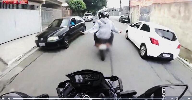 Folle inseguimento in moto, polizia e delinquenti, chi &egrave; pi&ugrave; spericolato?! [VIDEO VIRALE]