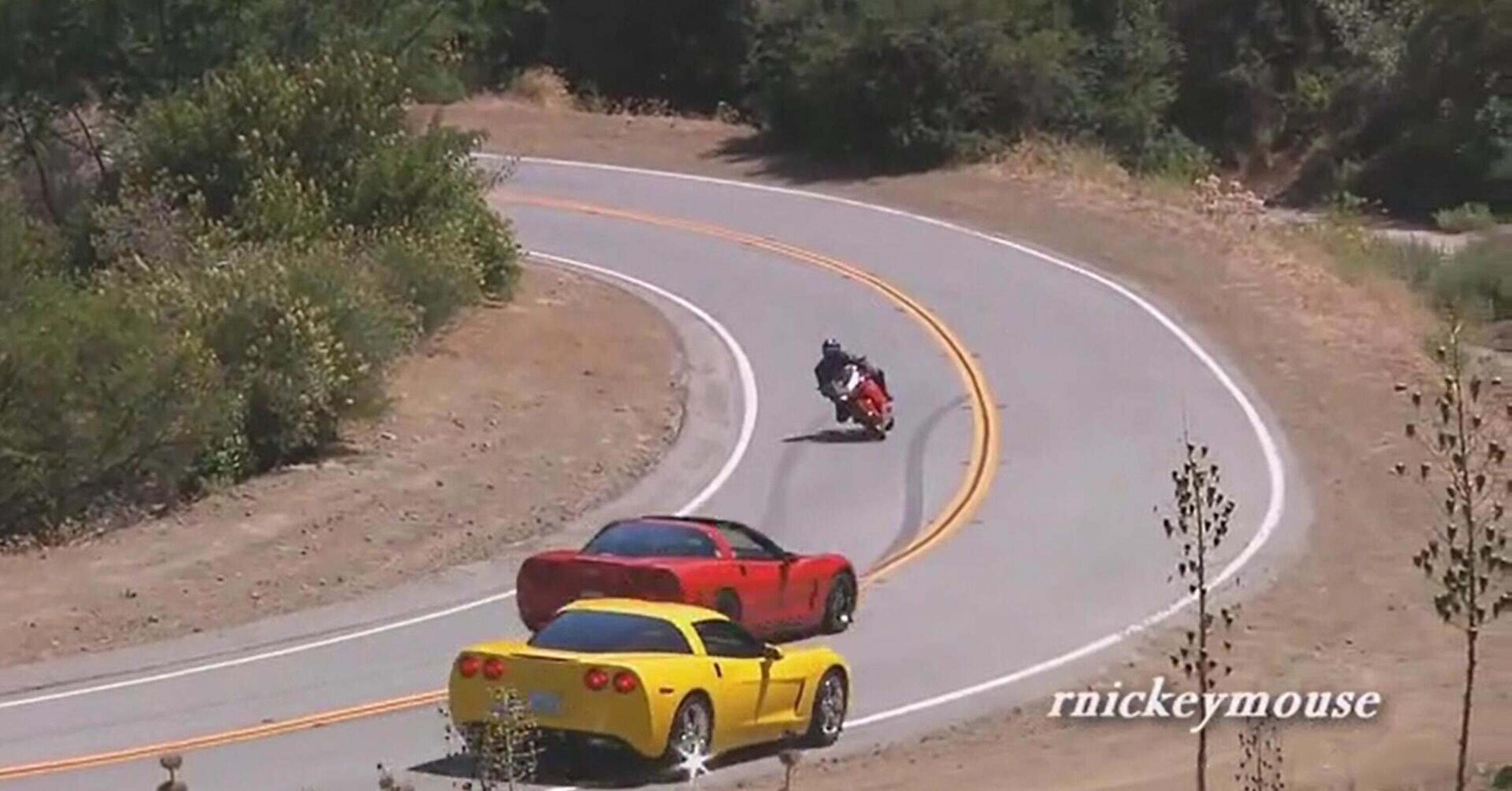 A Malibu le moto sfrecciano tra le Corvette [VIDEO VIRALE]