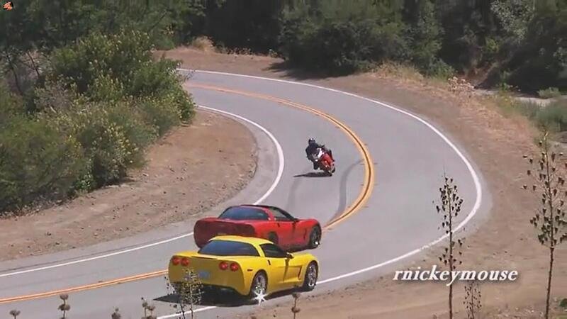A Malibu le moto sfrecciano tra le Corvette [VIDEO VIRALE]