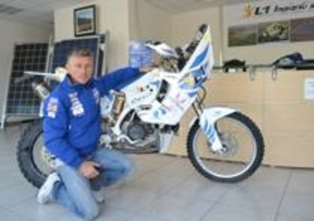 Franco Panigalli con la sua Yamaha, pronta per la Dakar
