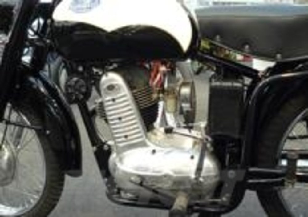  Nella esposizione delle moto lombarde spiccava una bella Mondial 175 monoalbero del 1955, con motore nella versione a &amp;quot;cartella stretta&amp;quot;
