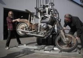 L'Harley-Davidson durante il trasporto al museo
