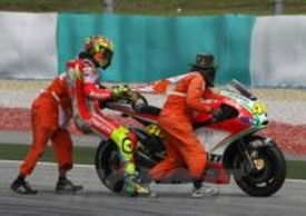 I marshall che cercano di portare via la moto a Rossi
