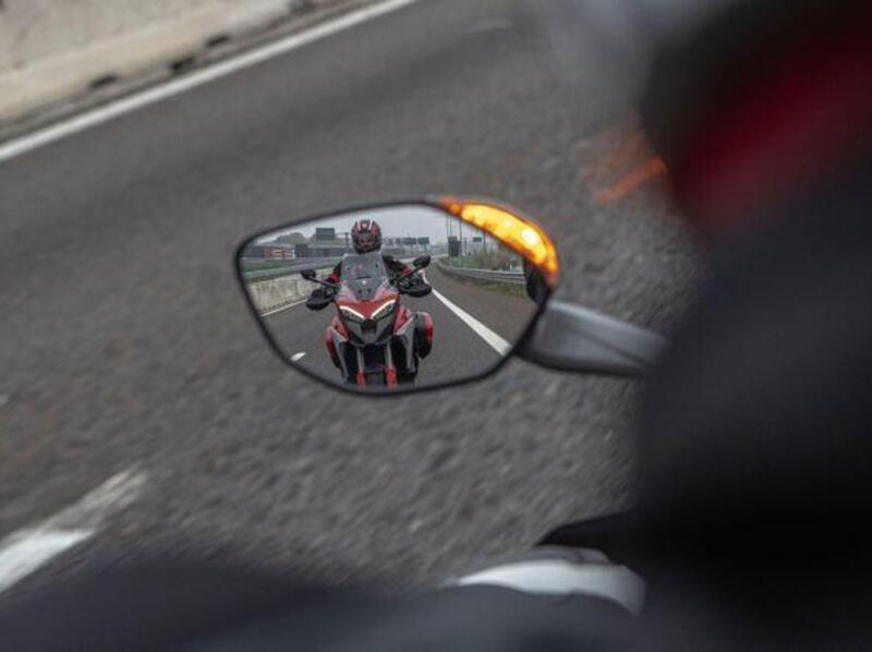 Il blind spot detection in azione sulla Ducati Multistrada