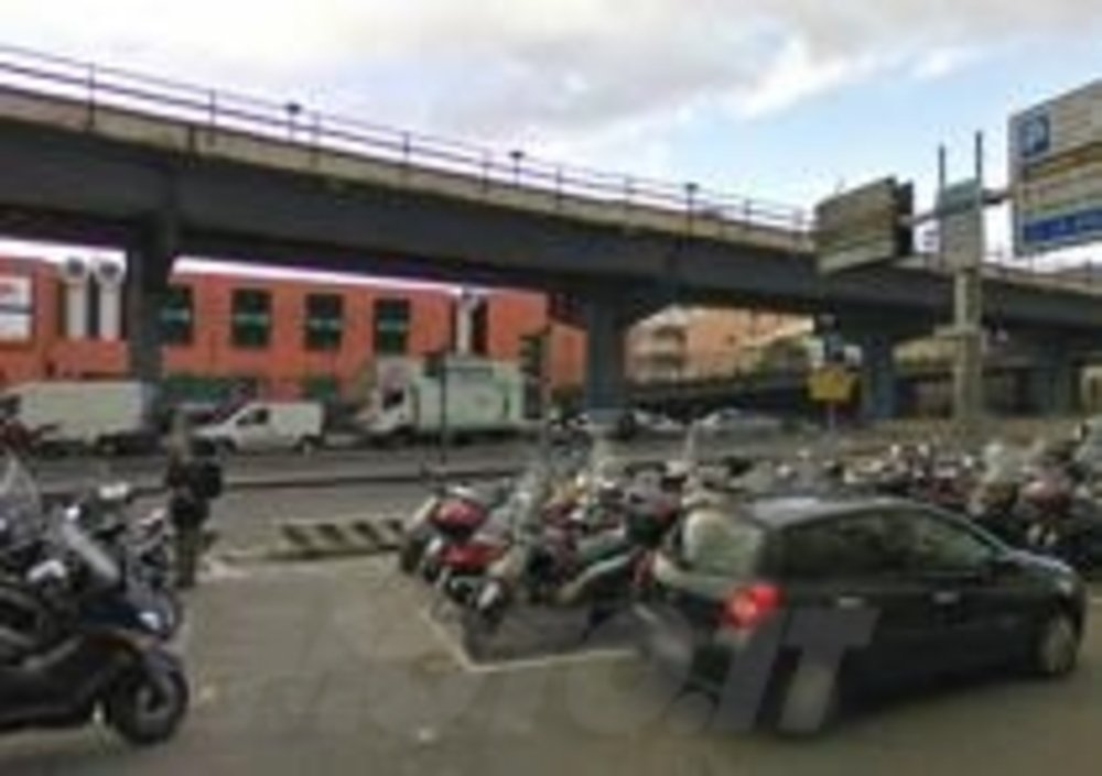 Un affollato parcheggio moto in zona
