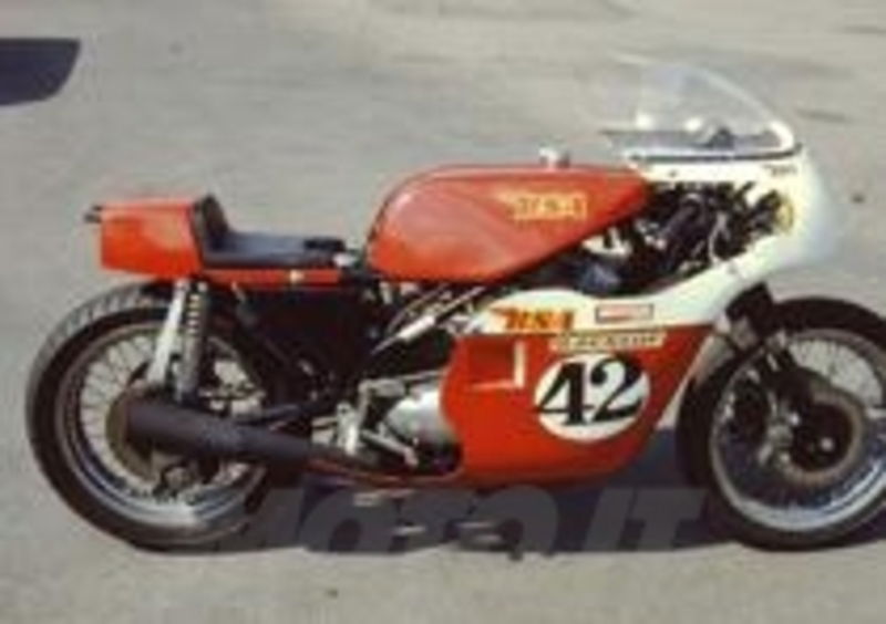 La trecilindrica BSA 750
