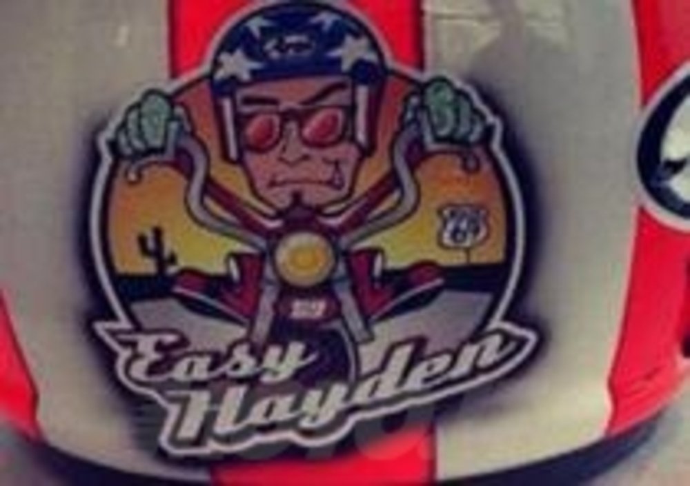 La grafica &amp;quot;Easy Hayden&amp;quot; sul casco di Niky 
