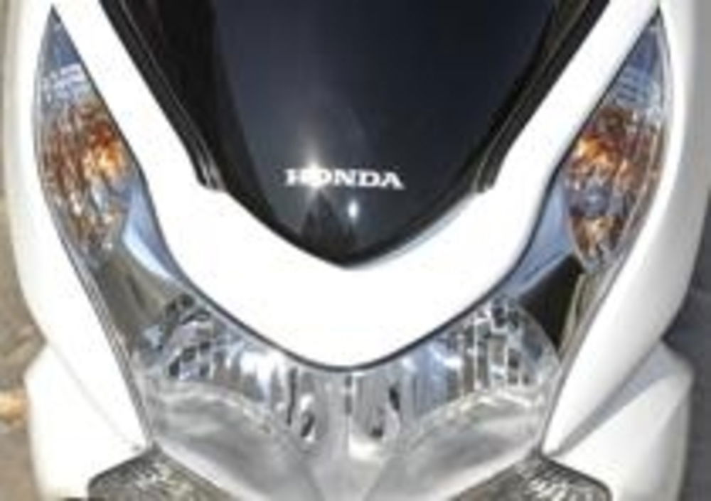 L&#039;ampio faro anteriore inconfondibilmente Honda
