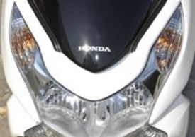 L'ampio faro anteriore inconfondibilmente Honda
