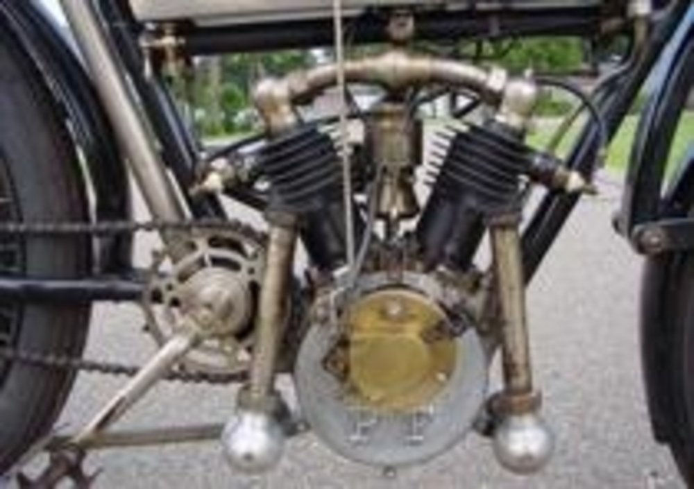 Motore Peugeot bicilindrico dei primi del Novecento
