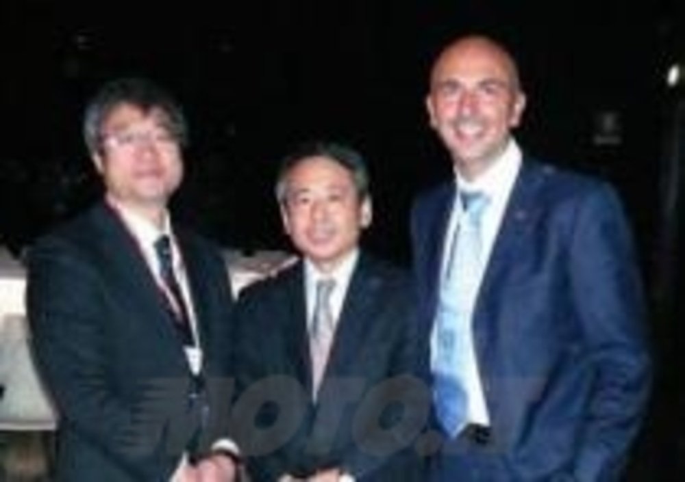 Daniele Tottene con il presidente Honda Europa Takayuki Arima e il presidente Honda Italia Yasuhiro Oyama
