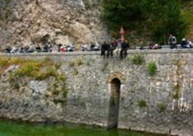 Alcuni dei partecipanti hanno utilizzato il piccolo ponte che univa l’eremo alla statale per effettuare qualche tuffo
