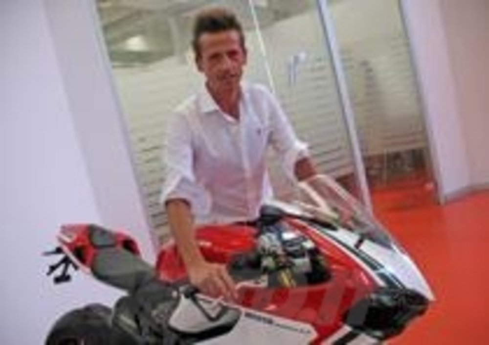 Fabrizio Rigolio con la nuova Ducati Panigale preparata con i primi pezzi Rizoma a lei dedicati
