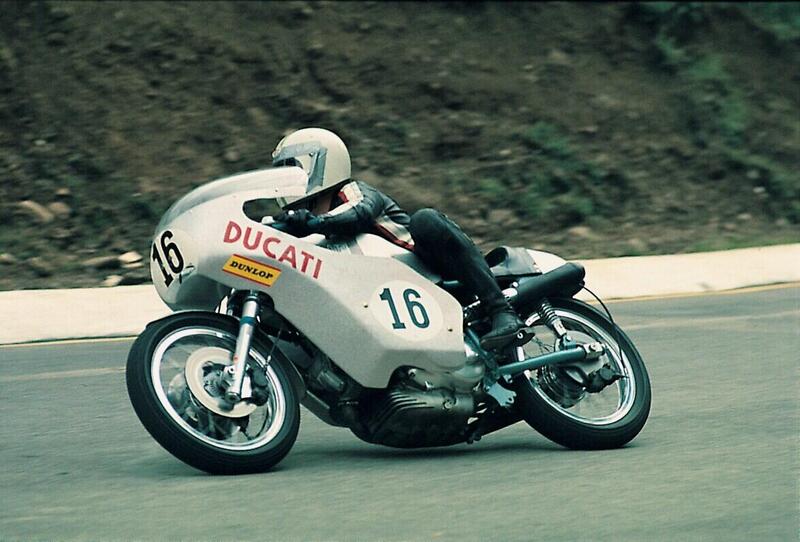 Paul Smart in sella alla Ducati 750 a Imola