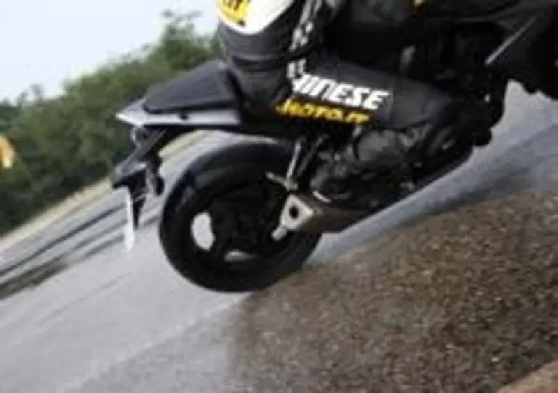 La pista Pirelli di Vizzola Ticino ci ha permesso di mettere alla frusta questi pneumatici in condizioni proibitive 