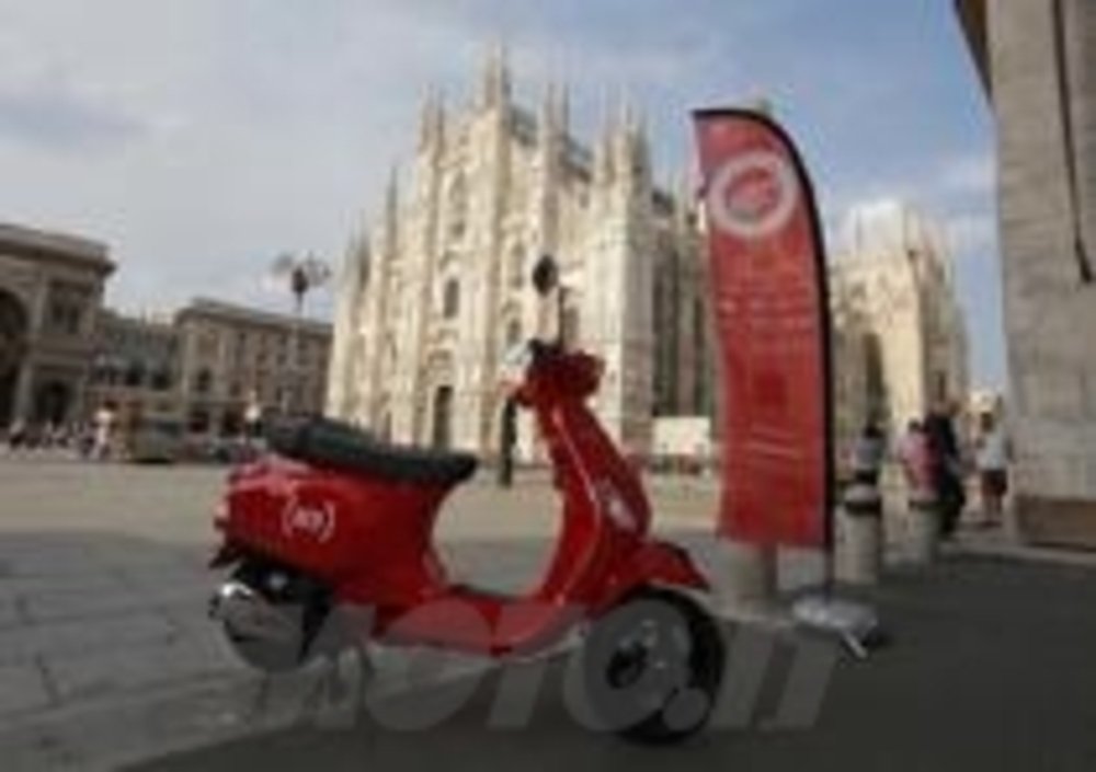 Ad attendere le partecipanti, durante la tappa di Milano in Piazza del Duomo, c&#039;era anche una nuova Vespa LX 3V ovviamente rossa e personalizzata (RED)
