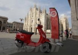 Ad attendere le partecipanti, durante la tappa di Milano in Piazza del Duomo, c'era anche una nuova Vespa LX 3V ovviamente rossa e personalizzata (RED)
