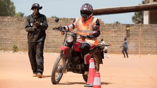 Le moto Yamaha a Riders for Health per l'assistenza sanitaria in Africa (4)