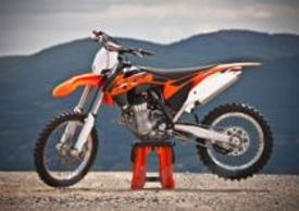 La 450 ha il nuovo motore nato per il Supercross e stretto parente del monoalbero enduro EXC