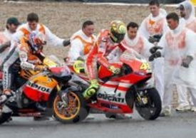 Rossi e stoner dopo l'incidente a Jerez nel 2011 
