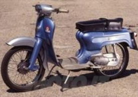 Scooter a quattro tempi a ruote alte Picnic, molto avanzato per la sua epoca
