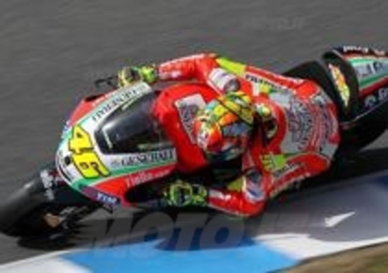 Rossi in pista col nuovo casco AGV