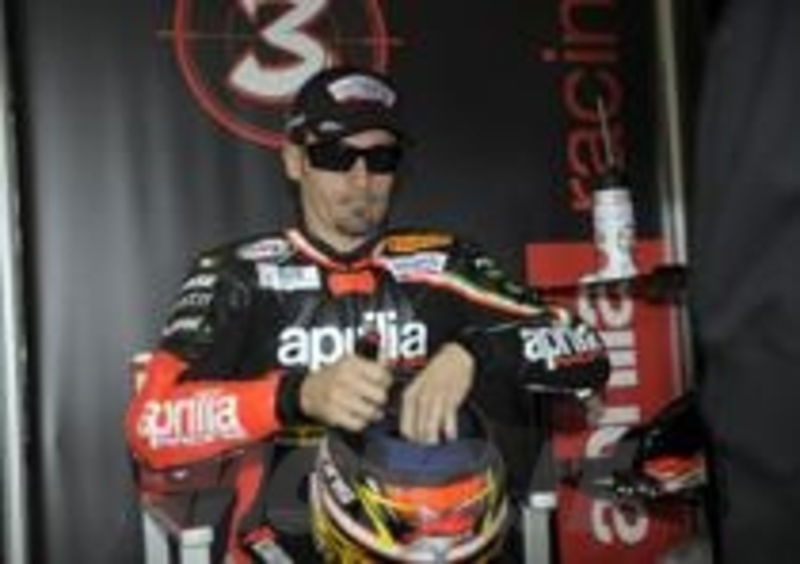 Max Biaggi nel box 
