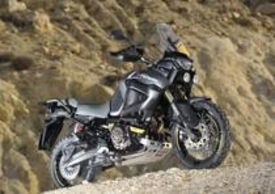 Yamaha XT1200Z Super Ténéré Worldcrosser. Sui lati del serbatoio spiccano i bellissimi fianchetti in carbonio