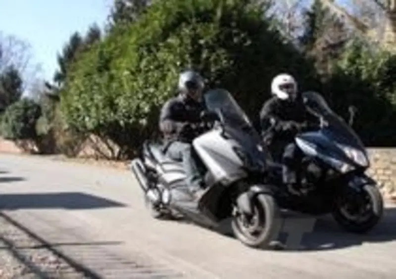 Preferibile per la posizione di guida pi&amp;ugrave; comoda e il maggiore spazio per i piedi, il 2011 paga pegno per le maggiori vibrazioni, ma gode anch'esso di una buona protezione aerodinamica
