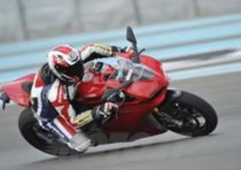 Appoggiata al cavalletto la superbike bolognese &amp;egrave; davvero favolosa, un'orgia di design e tecnologia che &amp;egrave; davvero difficile ritrovare in altre moto
