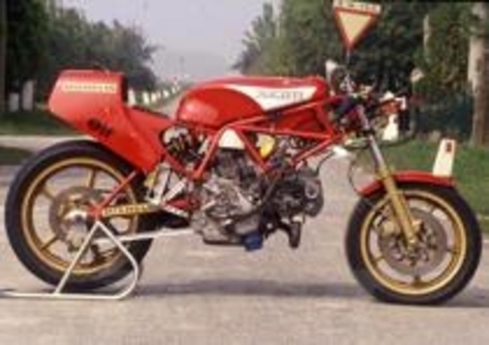 Pantah, inizio anni Ottanta, bicilindrico Ducati. La TT2 era da corsa, con motore derivato dalla serie
