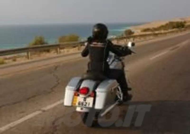 I 1.691 cc del motore si sentono tutti, mentre i 330 kg di peso in ordine di marcia (certamente non bruscolini, ma comunque sono ben 43 kg meno della Road King), eleggono la Switchback &amp;quot;peso piuma&amp;quot; della categoria