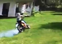 La grigliata in giardino, la moto e la ragazza in cucina a tutta velocità! [VIDEO VIRALE]