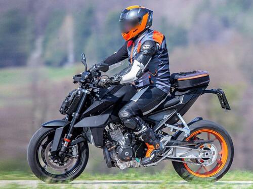 KTM 990 Duke (2023?). Lo sviluppo procede spedito [Foto spia] (2)