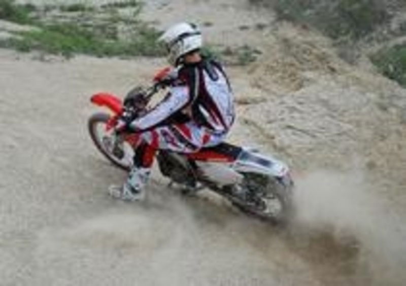 La posizione in sella &amp;egrave; simile alle moto professionistiche da off-road, sebbene leggermente pi&amp;ugrave; rannicchiata