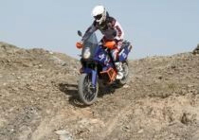 La 990 Adventure Dakar si conferma un prodotto altamente personalizzato e di nicchia, ideale per coloro che ritengono la R troppo spinta e la classica troppo&amp;hellip; classica
