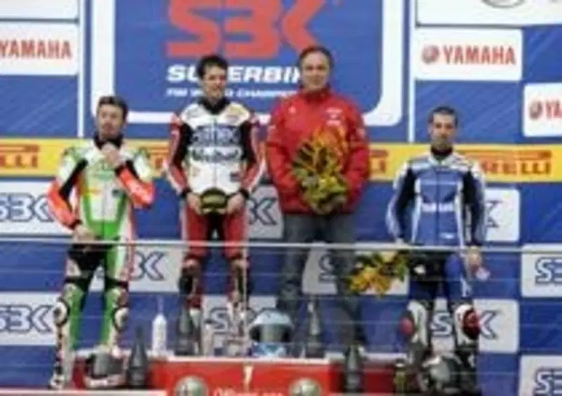 Bevilacqua sul podio di Phillip Island con Checa

