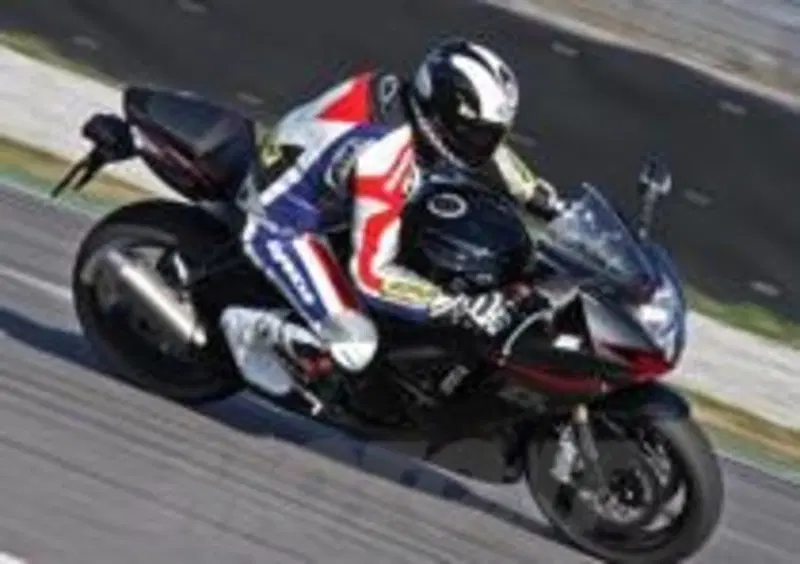 Leggera, terribilmente agile, ma al tempo stesso composta, la Gixxer 750 dimostra (e meno male!) che i chili persi e l'interasse da 1.390 mm (solo 5 mm pi&amp;ugrave; della 600) sono stati un toccasana