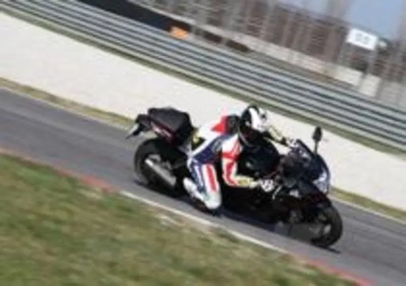 Le linee ricalcano fedelmente quelle della 600, dalla quale differisce praticamente solo per le colorazioni, niente di rivoluzionario ma indubbiamente vengono sottolineati i connotati tipici delle Suzuki Supersport