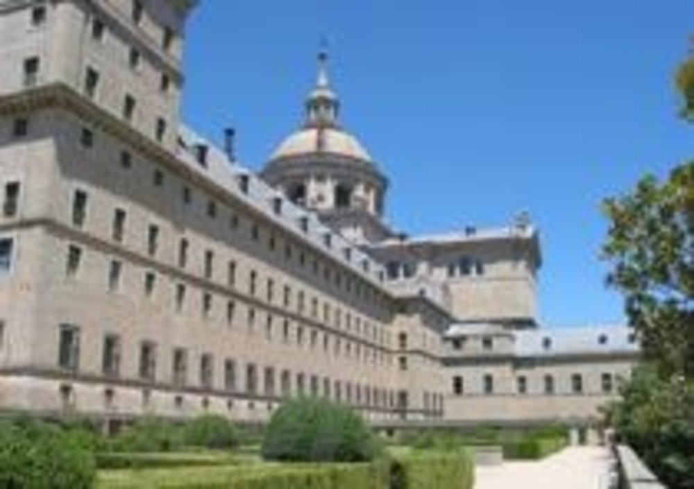 Il complesso architettonico dell&amp;rsquo;Escorial contiene il monastero, il palazzo reale con la biblioteca e la chiesa